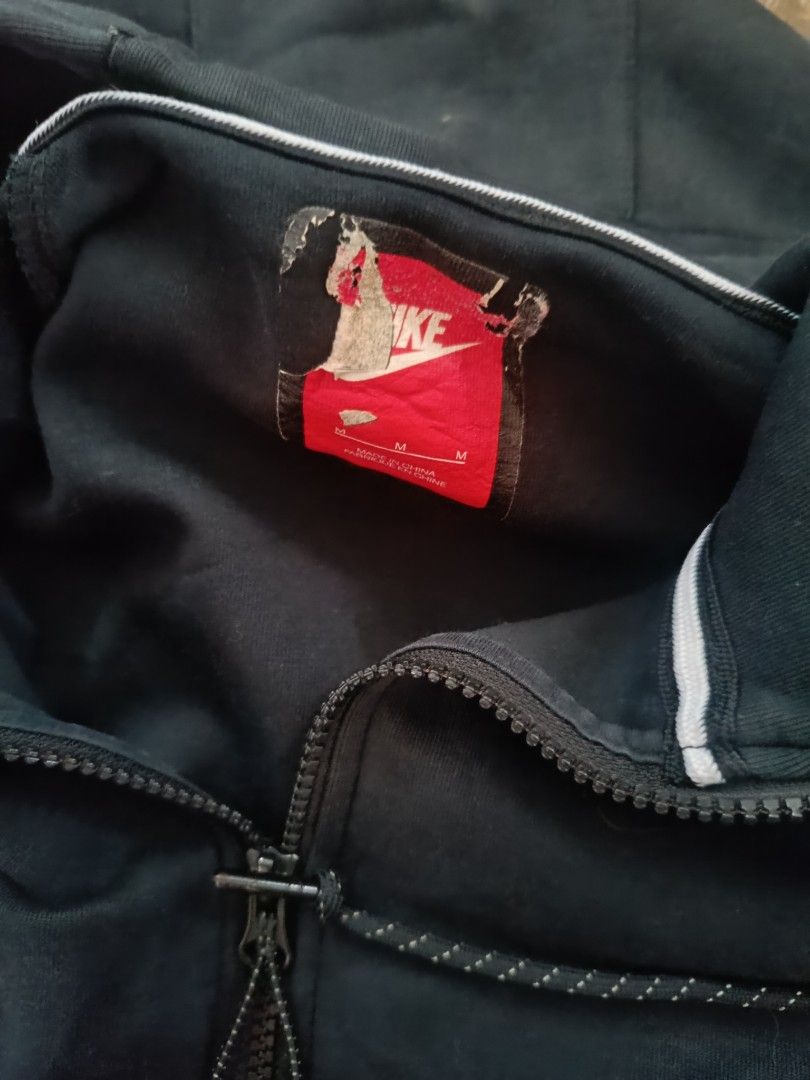 Nike TF Hoodie (Category: Hoodies) located in Bulacan. Submitted by moybilog (Listing ID 1462586753, Image 3). Description: Ribbings issue.