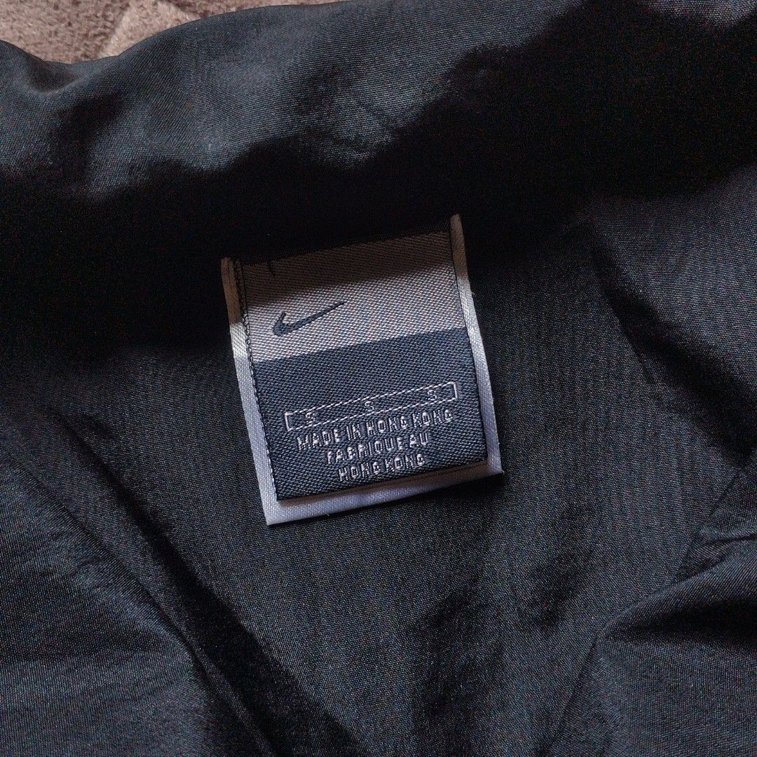 Nike Windbreaker (Category: Coats, Jackets and Outerwear) located in Davao. Submitted by giyuu06 (Listing ID 1462470916, Image 2). Description: Nike Windbreaker | Small | Excellent Condition L 23.5 W 20 SL 20.