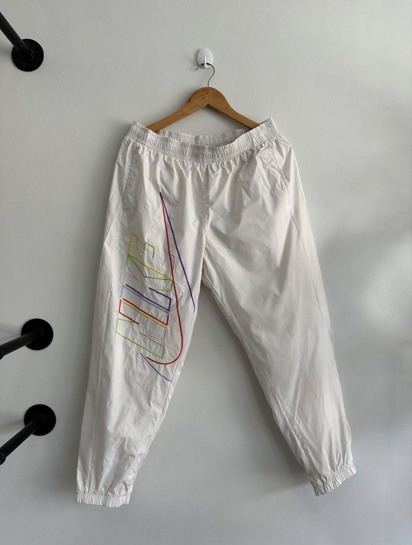 Nike Windbreaker Tracksuit Set White (Category: Activewear) located in Paranaque City. Submitted by shppp.1 (Listing ID 1462628623, Image 3). Description: - Legit Authentic Nike tracksuit set - Windbreaker jacket and pants - Jacket Size: Fits Medium to Extra Large 25 Width x 27.5 Length - Pants Size: Waist 32-36 inches, Length 37.5 inches 📍Parañaque .