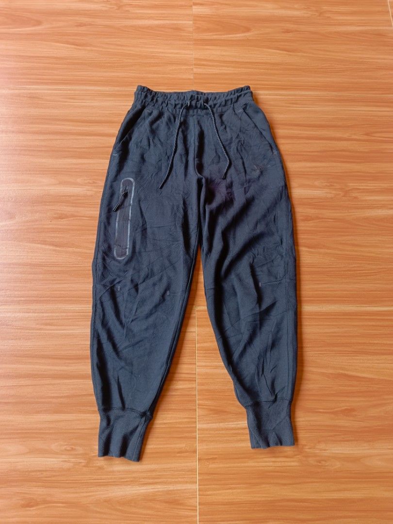 NIKE WOMENS TECH FLEECE PANTS (Category: Activewear) located in Baybay. Submitted by dathrifted (Listing ID 1462566118, Image 2). Description: NIKE WOMEN TECH FLEECE PANTS SMALL ON TAG Waistline- 24-28 Length- 36 EXCELLENT CONDITION PM IF INTERESTED📩📩📩.