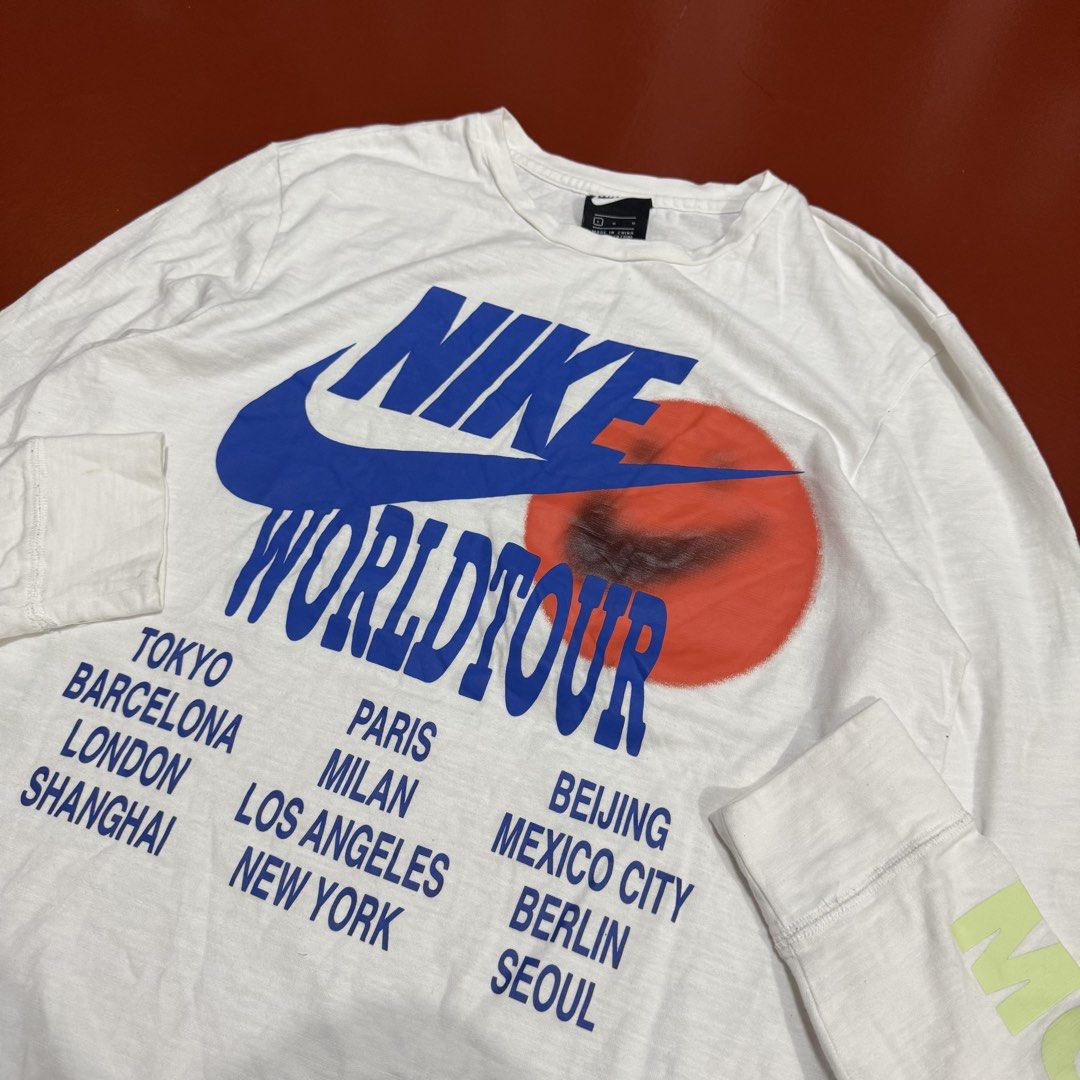 NIKE WORLDTOUR SWEATSHIRT (Category: Coats, Jackets and Outerwear) located in Pasig City. Submitted by buzzthrifty (Listing ID 1462615595, Image 3). Description: SIZE M-L 21x27 EXCELLENT CONDITION WASH KONTI LAST PIC .
