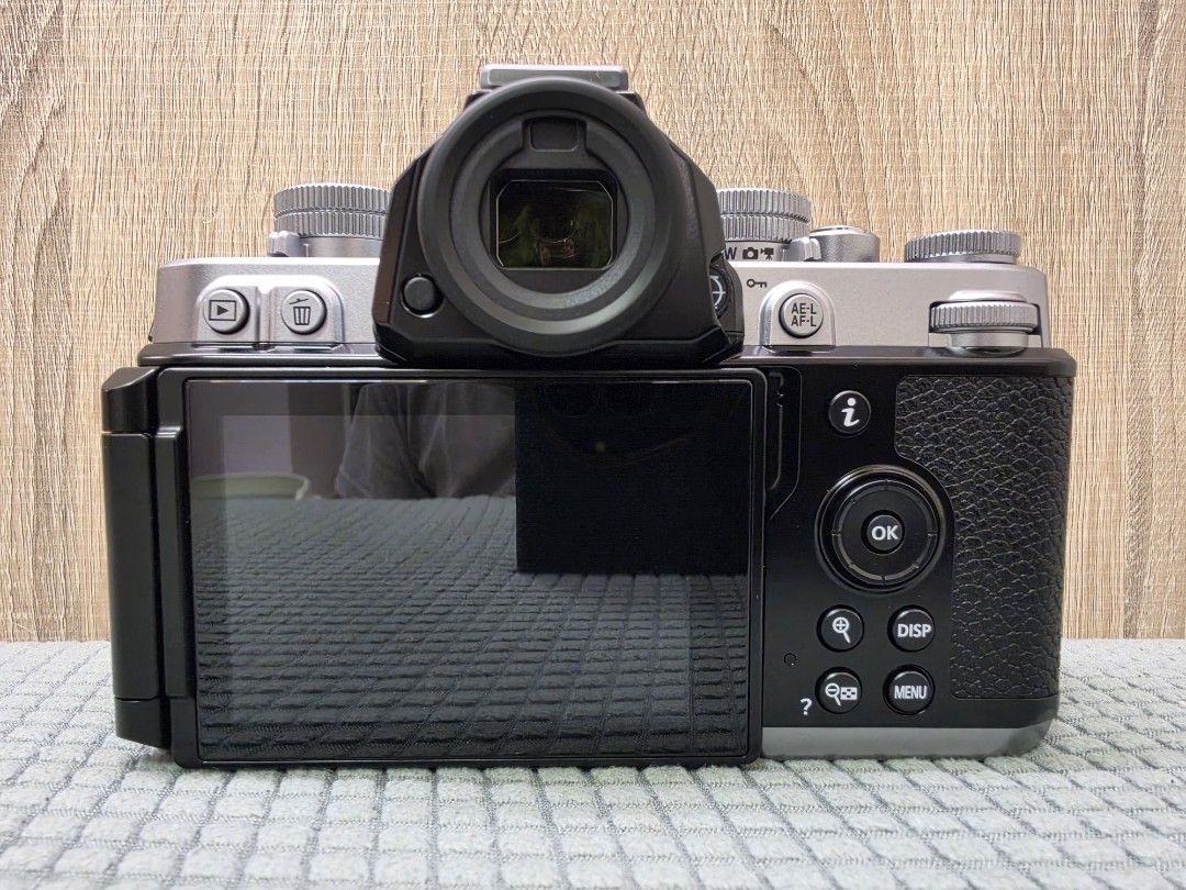 Nikon Zf Silver 銀色 （分類：相機）位於 Hong Kong。 由 ho_franky 提交（商品編號 1462615170，圖片 2）。簡介： 少用，十分新淨， 平時放防潮箱，兩電 今年6月1號購自DCfever，行貨有單，有保養 Shutter count: 169 地鐵沿線交收，謝謝。