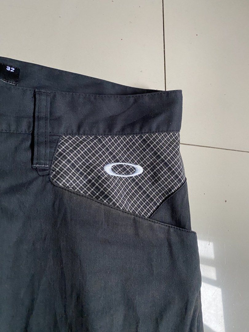 Oakley Grey Workwear Pants (Category: Jeans) located in Baguio. Submitted by yunothewizardking (Listing ID 1462461287, Image 2). Description: - Oakley Pants - Color: Dark Grey - Size: 32 - Checkered pattern detail on front pockets and back yoke - Button fly closure - Embroidered Oakley logo on front pocket and back leg - Split hem at the bottom.