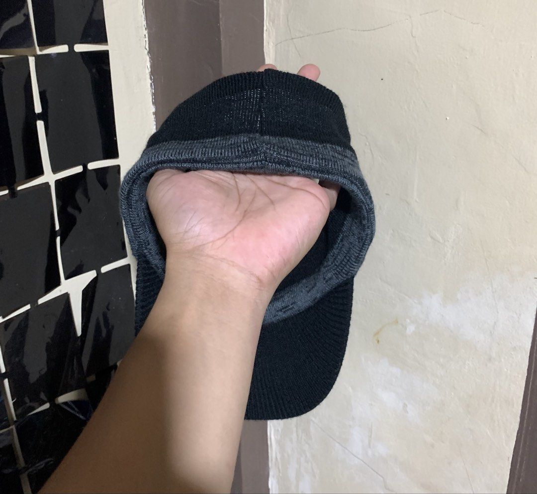 Oakley Knit Visor Cap Black Grey (Category: Caps & Hats) located in Tagbina. Submitted by maxy123_490 (Listing ID 1462507676, Image 2). Description: - Oakley knit visor cap - Color: Black with grey trim - Features white Oakley logo - Material: 100% acrylic - Ideal for sun protection - Comfortable fit - Suitable for sports and casual wear.