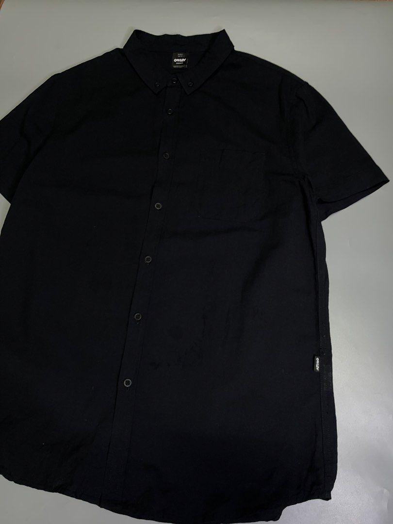 Oakley regular-fit button-down shirt featuring a classic button collar and a single chest pocket. (Category: Activewear) located in Bocaue. Submitted by mosthighcollective (Listing ID 1462597953, Image 3). Description: Oakley regular-fit button-down shirt featuring a classic button collar and a single chest pocket. Size: L on tag Dimes: 21.5 width 28 length Excellent condition No issue 1200 only Dm me to purchase 📥.
