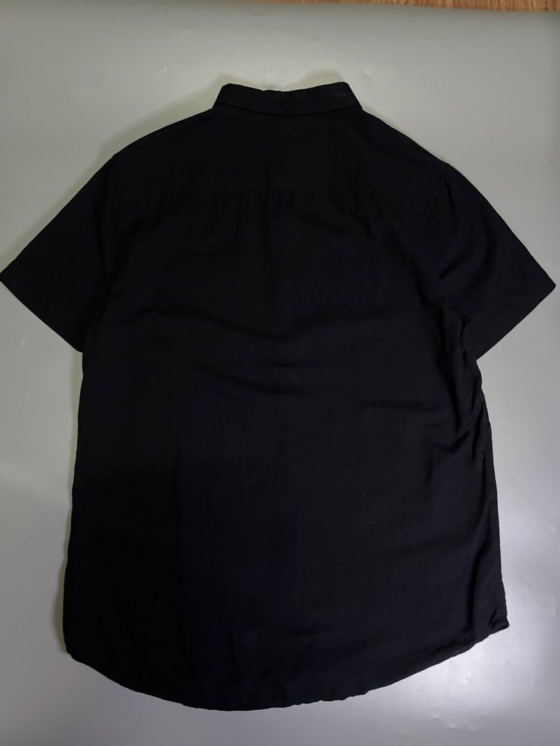 Oakley regular-fit button-down shirt featuring a classic button collar and a single chest pocket. (Category: Activewear) located in Bocaue. Submitted by mosthighcollective (Listing ID 1462597953, Image 2). Description: Oakley regular-fit button-down shirt featuring a classic button collar and a single chest pocket. Size: L on tag Dimes: 21.5 width 28 length Excellent condition No issue 1200 only Dm me to purchase 📥.