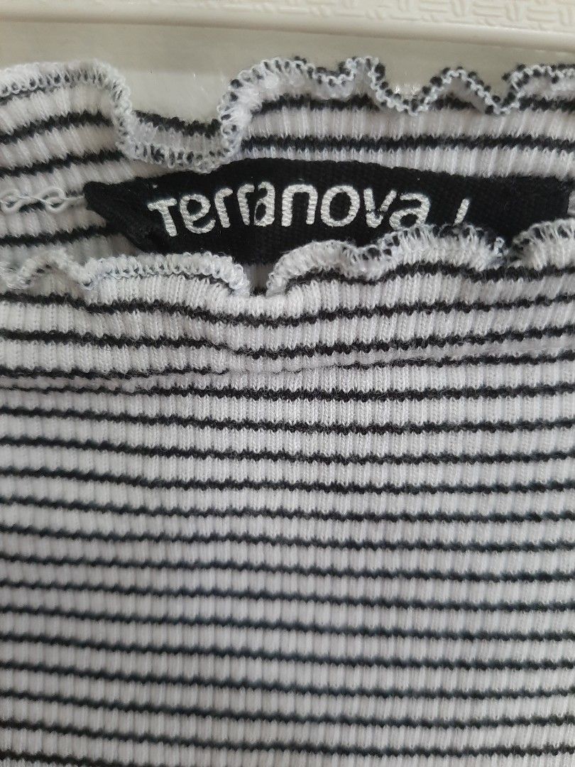 Off shoulder longsleeves (Category: Blouses) located in Las Pinas. Submitted by cj_e06 (Listing ID 1462450756, Image 2). Description: Terranova stripes white and black off shoulder longsleeves blouse size Large.