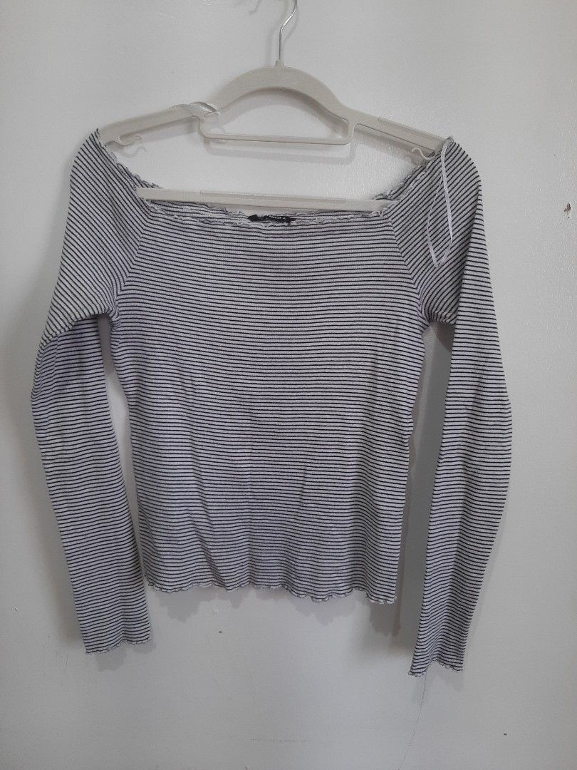 Off shoulder longsleeves (Category: Blouses) located in Las Pinas. Submitted by cj_e06 (Listing ID 1462450756, Image 1). Description: Terranova stripes white and black off shoulder longsleeves blouse size Large.