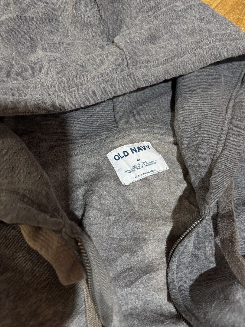 Old Navy Grey Zip-Up Hoodie (Category: Hoodies) located in Manila. Submitted by danirivera21 (Listing ID 1462442487, Image 2). Description: - Grey zip-up hoodie from Old Navy - Size: Medium (M) - Features: Pockets and adjustable hood with drawstrings - Style: Comfortable, casual, and versatile for everyday wear - Benefit: Easy to layer for added warmth.