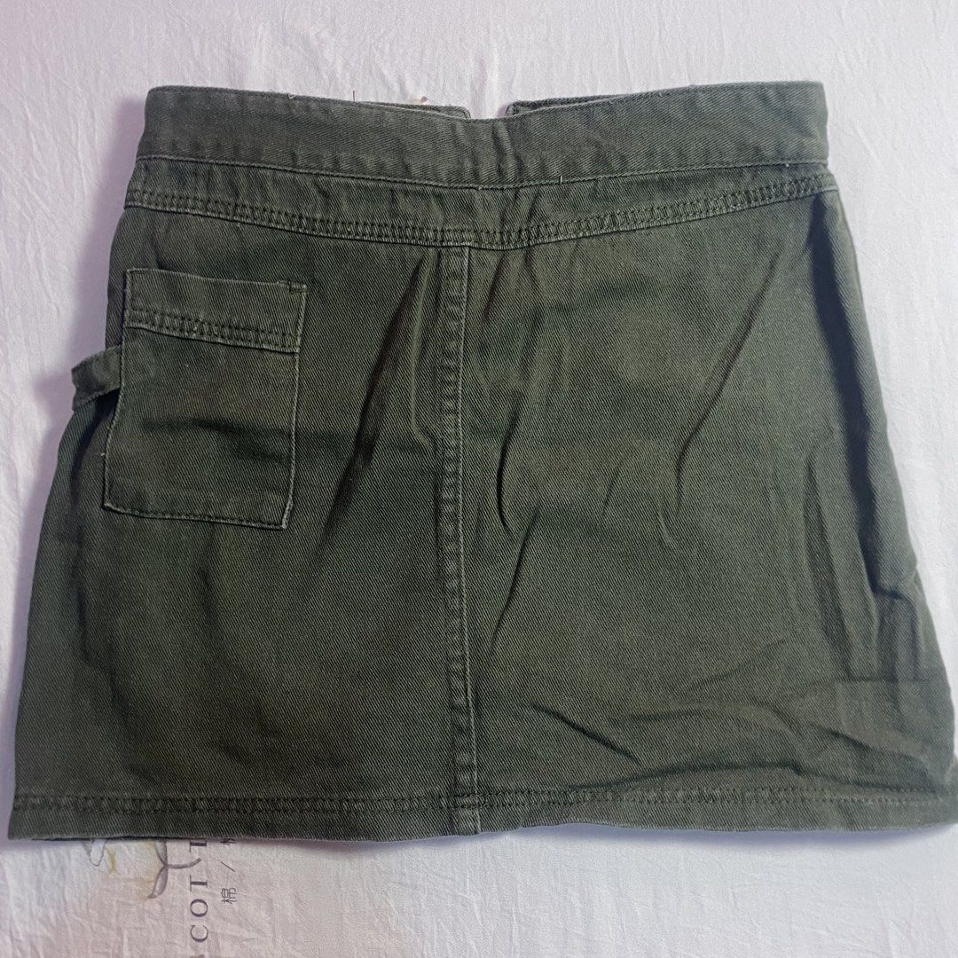 Olive Green Cargo Mini Skirt with Pockets (Category: Skirts) located in Bacolod City. Submitted by stqrshel (Listing ID 1462512828, Image 3). Description: waist 66, hips 92, skirt length 39 (based on the shop’s desc that i’ve bought it from *currently unlisted on 🧡) - Olive green cargo mini skirt - Multiple pockets (front and back) - Zipper and button front closure - Textured fabric - Ideal for a casual, edgy style - Pairs well with crop tops or