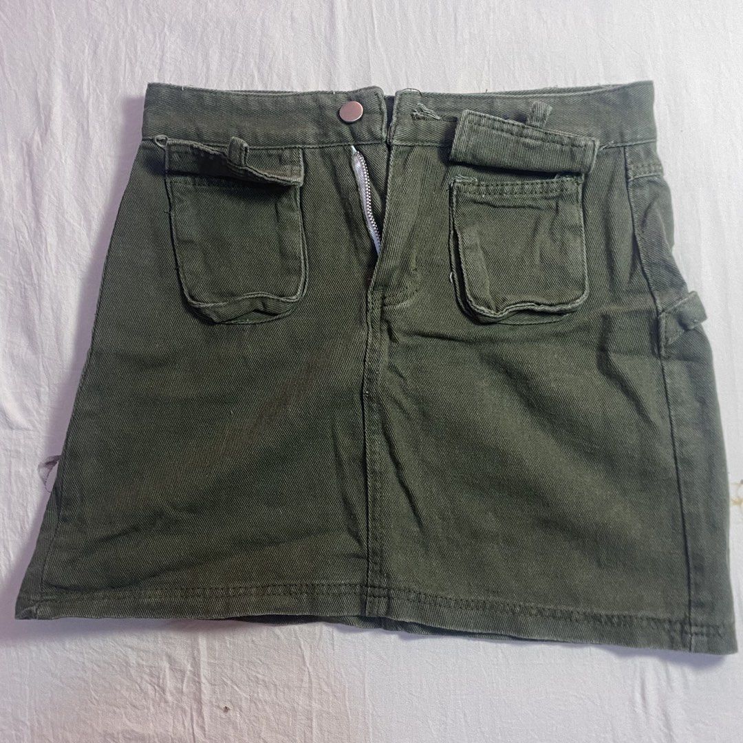 Olive Green Cargo Mini Skirt with Pockets (Category: Skirts) located in Bacolod City. Submitted by stqrshel (Listing ID 1462512828, Image 2). Description: waist 66, hips 92, skirt length 39 (based on the shop’s desc that i’ve bought it from *currently unlisted on 🧡) - Olive green cargo mini skirt - Multiple pockets (front and back) - Zipper and button front closure - Textured fabric - Ideal for a casual, edgy style - Pairs well with crop tops or