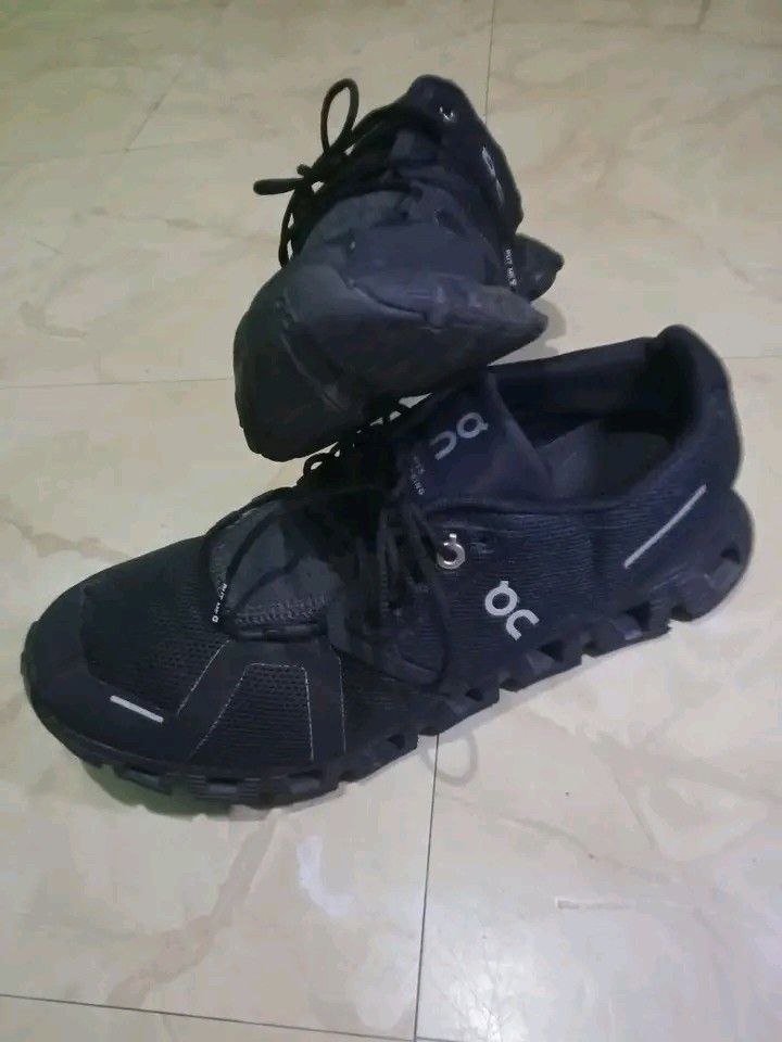 On Cloud 5 running Shoes. (Category: Other Sports Equipment and Supplies) located in Dasmarinas. Submitted by francoprancisco (Listing ID 1462588778, Image 1). Description: On Cloud 5 running Shoes. size M. 8.5 Us/26.5 /42 euro/8 U.k. Cloudtec./lighweight/breathable. LEGIT! makinis outside.minimal drag solid condition. 1,280 plus sfee Cavite loc..