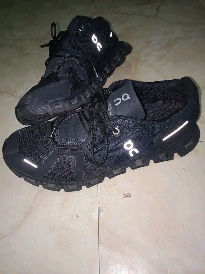 On Cloud 5 running Shoes. (Category: Other Sports Equipment and Supplies) located in Dasmarinas. Submitted by francoprancisco (Listing ID 1462588778, Image 2). Description: On Cloud 5 running Shoes. size M. 8.5 Us/26.5 /42 euro/8 U.k. Cloudtec./lighweight/breathable. LEGIT! makinis outside.minimal drag solid condition. 1,280 plus sfee Cavite loc..