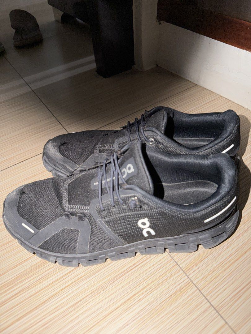 ON Cloud Running Shoes Black (Category: Sneakers) located in Paranaque City. Submitted by captainthanos01 (Listing ID 1462441590, Image 2). Description: - ON Cloud running shoes - Color: Black - Size: US M8.5 / EU 42 / UK 8 / JP 26.5 - Perfect for running or everyday use - Shows some signs of wear, but plenty of life left - Selling as is.