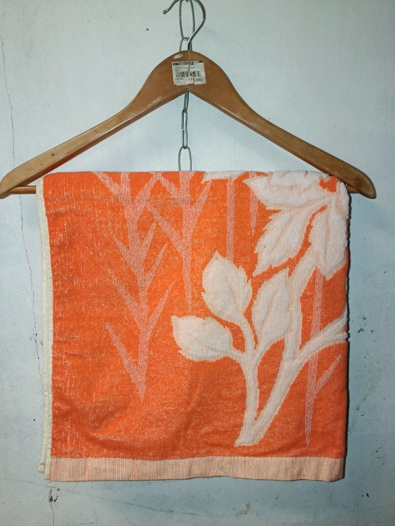 Orange Floral Bamboo Towel (Category: Bedding & Towels) located in Nabunturan. Submitted by marmitoren42236 (Listing ID 1462671011, Image 2). Description: - Vibrant orange towel with a beautiful floral and bamboo print. - Luxuriously soft and highly absorbent. - Generous size: approximately 28 inches by 54 inches. - Ideal for both bathroom use and beach trips. - A great everyday towel, ready for its new owner..