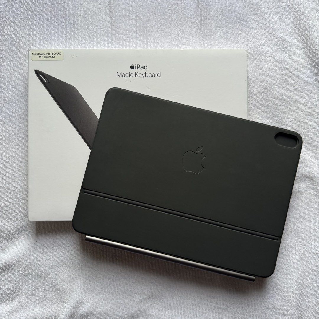 [Original] Apple M3 Magic Keyboard 11” in Black (Category: Other Accessories) located in Cotabato. Submitted by maarifajanna (Listing ID 1462468148, Image 1). Description: RFS: I need funds. Price is still negotiable. :) Buyer will shoulder the shipping fee and preferred courier is LBC..