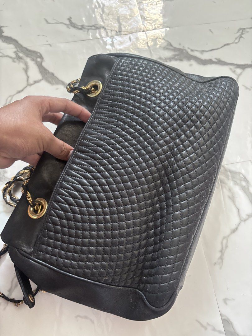 Original Bally Chain Shoulder (Category: Luxury Bags & Wallets) located in Manila. Submitted by jefyukay (Listing ID 1462492983, Image 2). Description: Orig sobrang ganda pa Sale.