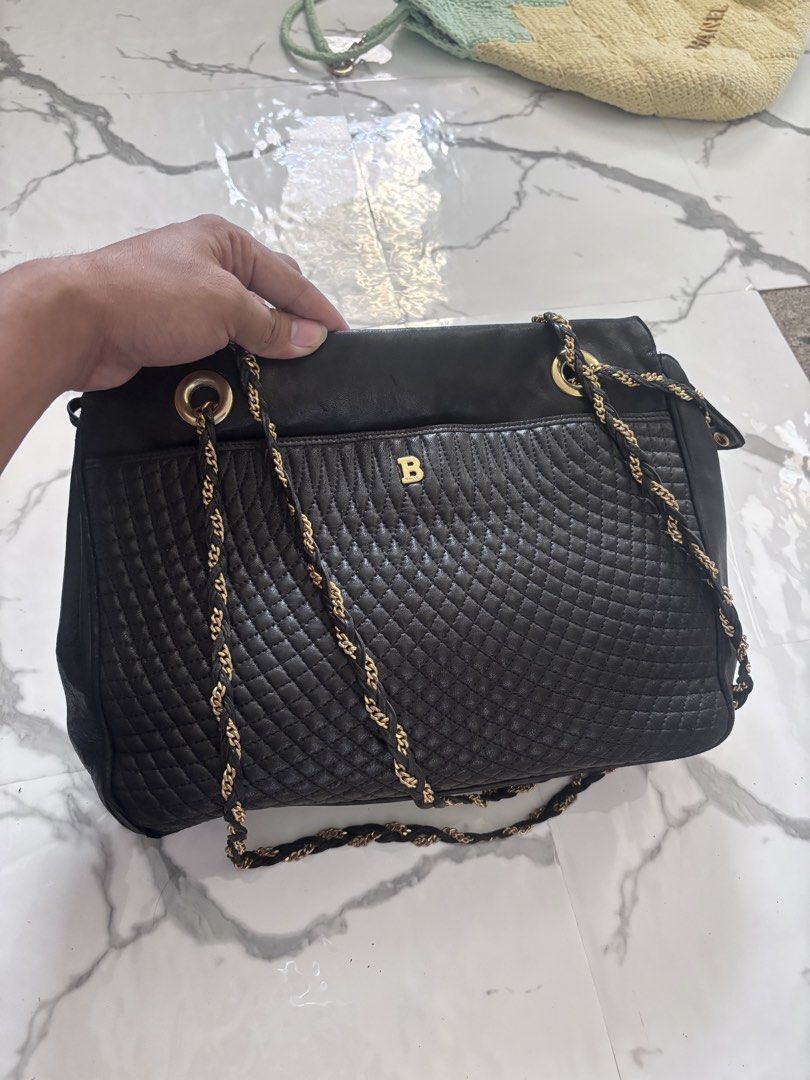 Original Bally Chain Shoulder (Category: Luxury Bags & Wallets) located in Manila. Submitted by jefyukay (Listing ID 1462492983, Image 1). Description: Orig sobrang ganda pa Sale.