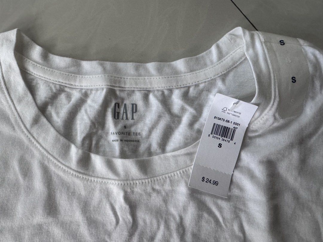Original GAP “MOM” print shirt (Category: Shirts) located in Paranaque City. Submitted by happymommy2828 (Listing ID 1462471238, Image 2). Description: Original with tag and size sticker! -Size Small -Gusot lang but still can be given as a gift to someone :) .