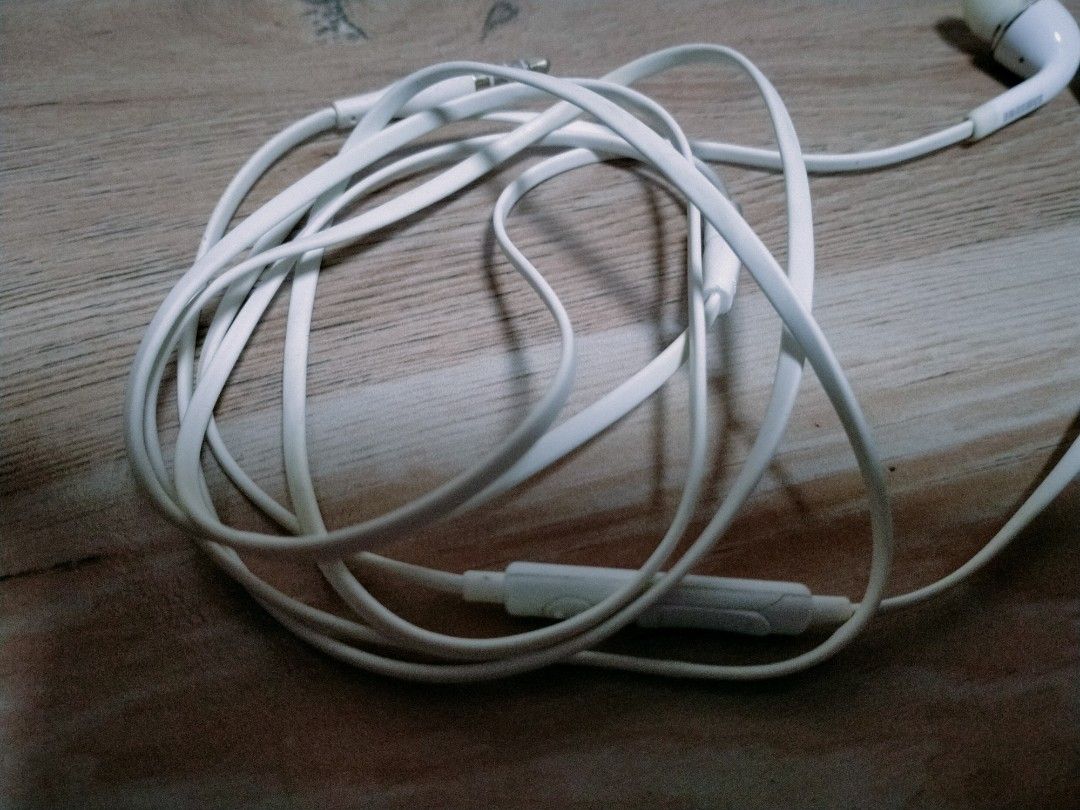 ORIGINAL SAMSUNG IN EAR EARPHONE (Category: Earphones) located in Cabuyao City. Submitted by Bike_Clothing10 (Listing ID 1462470528, Image 3). Description: READ FIRST.. FOR SALE: SAMSUNG IN EAR EARPHONE Good Condition 3.5mm Jack With Mic and Volume Control Loud Sound Legit NOTE: Konting yellowish. PRICE: 500 Free Shipping (J&T) PICK UP OR SHIPPING ONLY LOCATION: Cabuyao Laguna -NO COD/COP- PM FOR INQUIRIES...