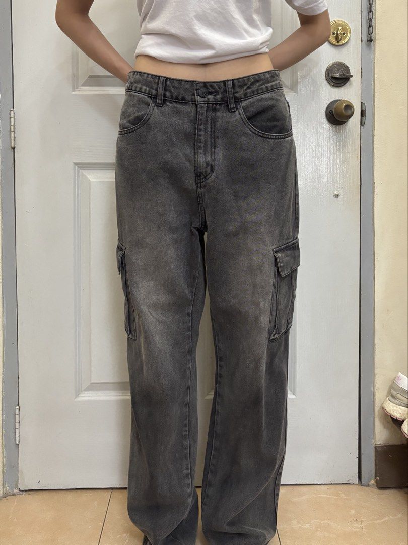 Oxygen Grey Washed Cargo Pants (Category: Jeans) located in Mandaluyong City. Submitted by quickstop_424 (Listing ID 1462493066, Image 2). Description: - Fit: Straight fit - Size: 30 - Features: multiple pockets! 📍: mandaluyong.