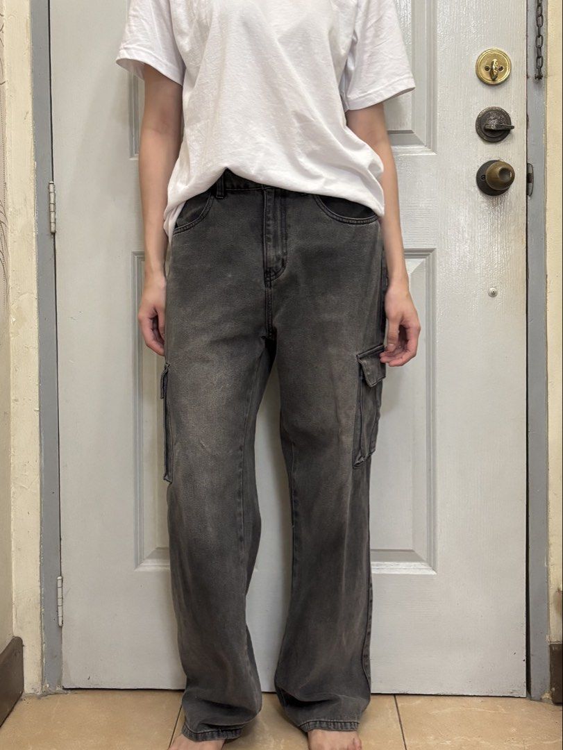 Oxygen Grey Washed Cargo Pants (Category: Jeans) located in Mandaluyong City. Submitted by quickstop_424 (Listing ID 1462493066, Image 1). Description: - Fit: Straight fit - Size: 30 - Features: multiple pockets! 📍: mandaluyong.