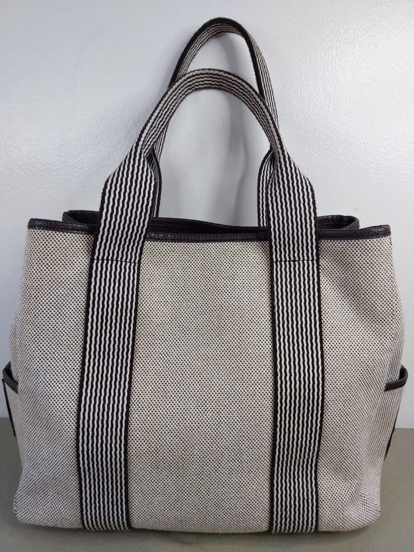 P2,000 only # 24292 - tote bag (Category: Tote Bags) located in Cagayan de Oro. Submitted by jocelynt483 (Listing ID 1462542361, Image 2). Description: P2,000 only # 24292 - tote bag.
