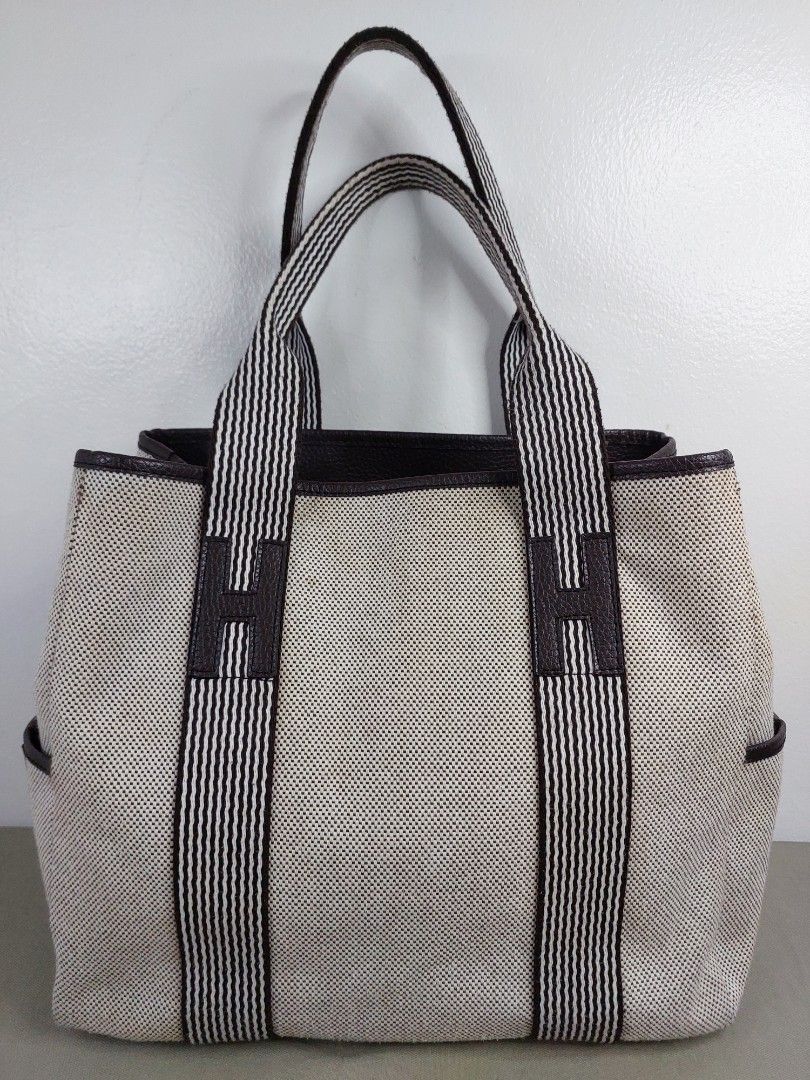 P2,000 only # 24292 - tote bag (Category: Tote Bags) located in Cagayan de Oro. Submitted by jocelynt483 (Listing ID 1462542361, Image 1). Description: P2,000 only # 24292 - tote bag.