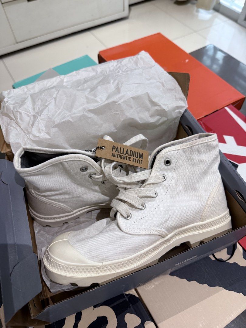 Palladium Authentic Style White Canvas Boots (Category: Boots) located in Paranaque City. Submitted by bermudezish (Listing ID 1462546332, Image 2). Description: - White Palladium high-top canvas boots - Lace-up closure - Comes with original box - Features classic Palladium lug sole - Ideal for everyday wear.