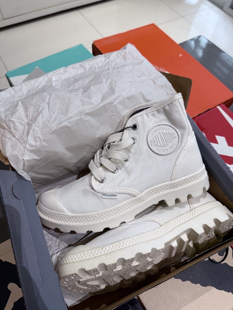 Palladium Authentic Style White Canvas Boots (Category: Boots) located in Paranaque City. Submitted by bermudezish (Listing ID 1462546332, Image 3). Description: - White Palladium high-top canvas boots - Lace-up closure - Comes with original box - Features classic Palladium lug sole - Ideal for everyday wear.