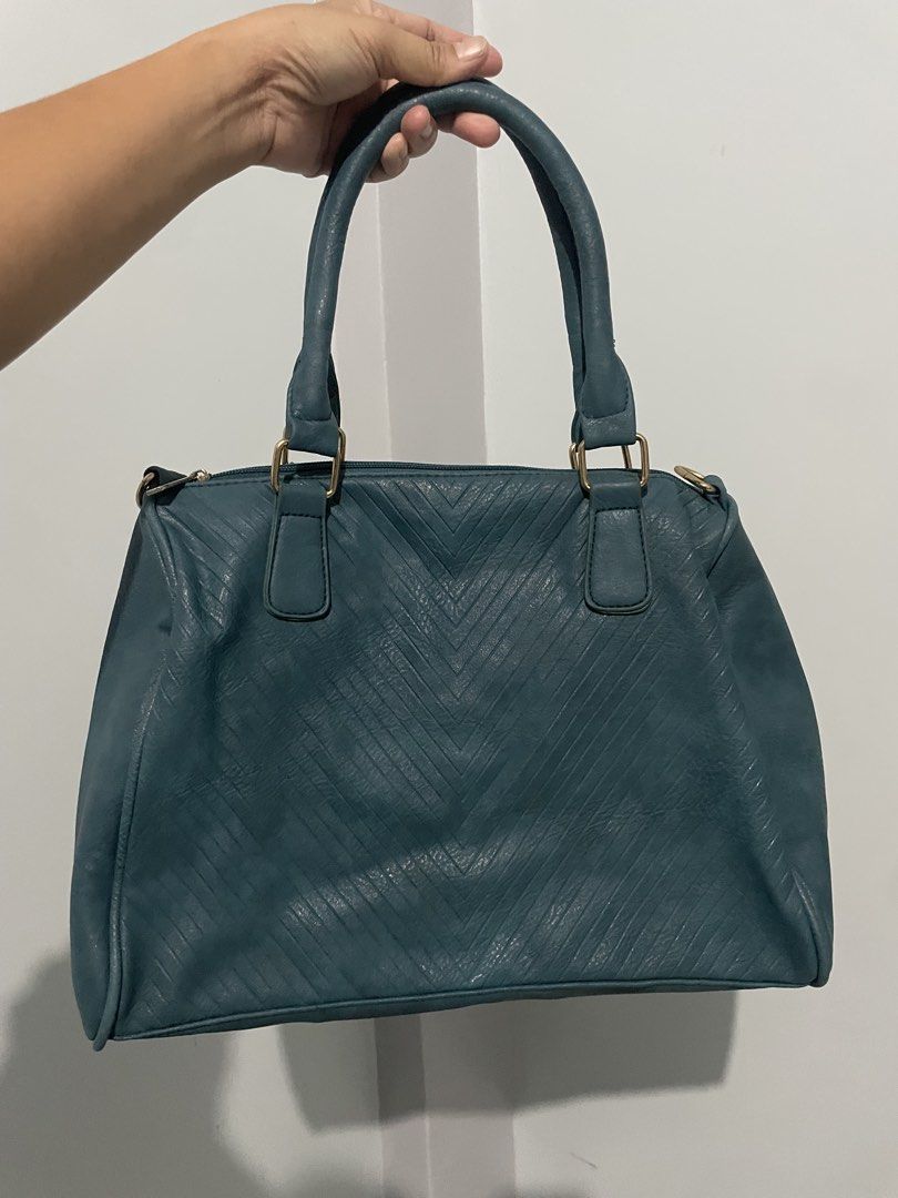 Parisian Bag (Category: Shoulder Bags) located in San Carlos. Submitted by graciahoney (Listing ID 1462441358, Image 1). Description: .