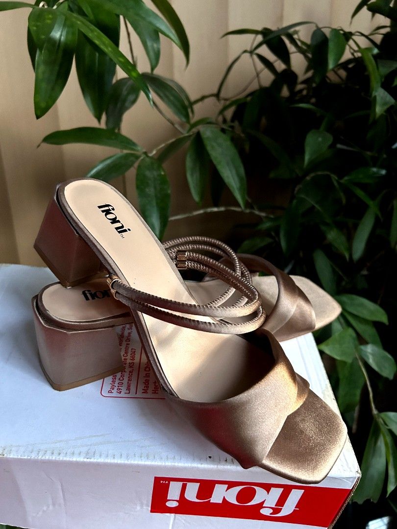 Payless Fioni Satin Heels (size 9) (Category: Heels) located in Caloocan City. Submitted by celes.juliane (Listing ID 1462495072, Image 2). Description: Original price: ₱1,450 2" (2 inches) Comfortable to wear Wide foot friendly Barely used Message if u want to nego!.
