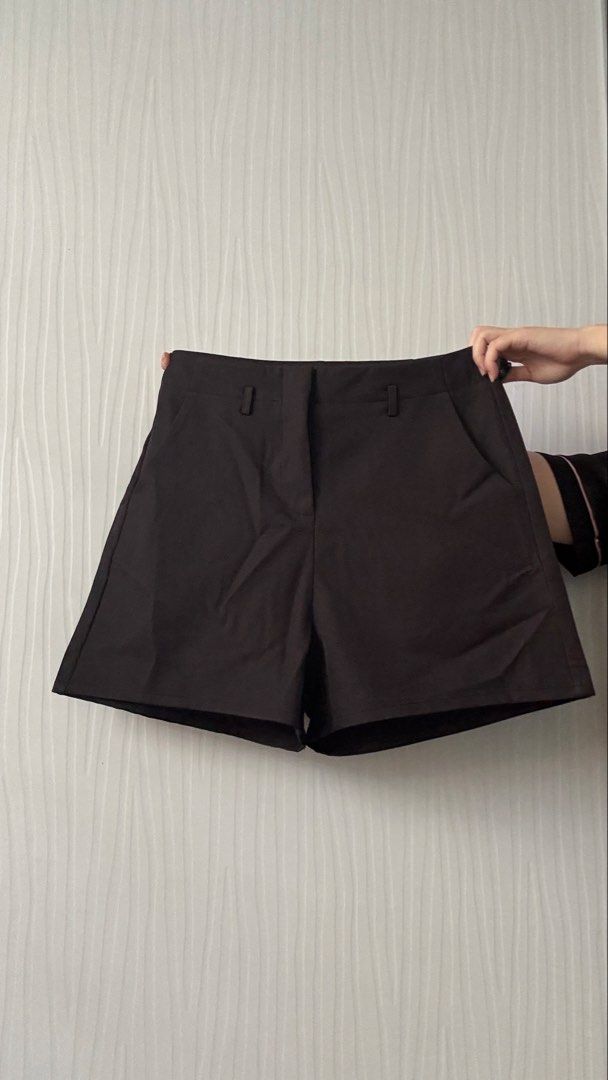 Penshoppe Black Shorts (Category: Shorts) located in Quezon City. Submitted by shoppingcl (Listing ID 1462474137, Image 2). Description: • Brand new, never been worn with tag • Retails for ₱1099 • Waist: 27-28 inches • Comes with a belt (not included in the photo).