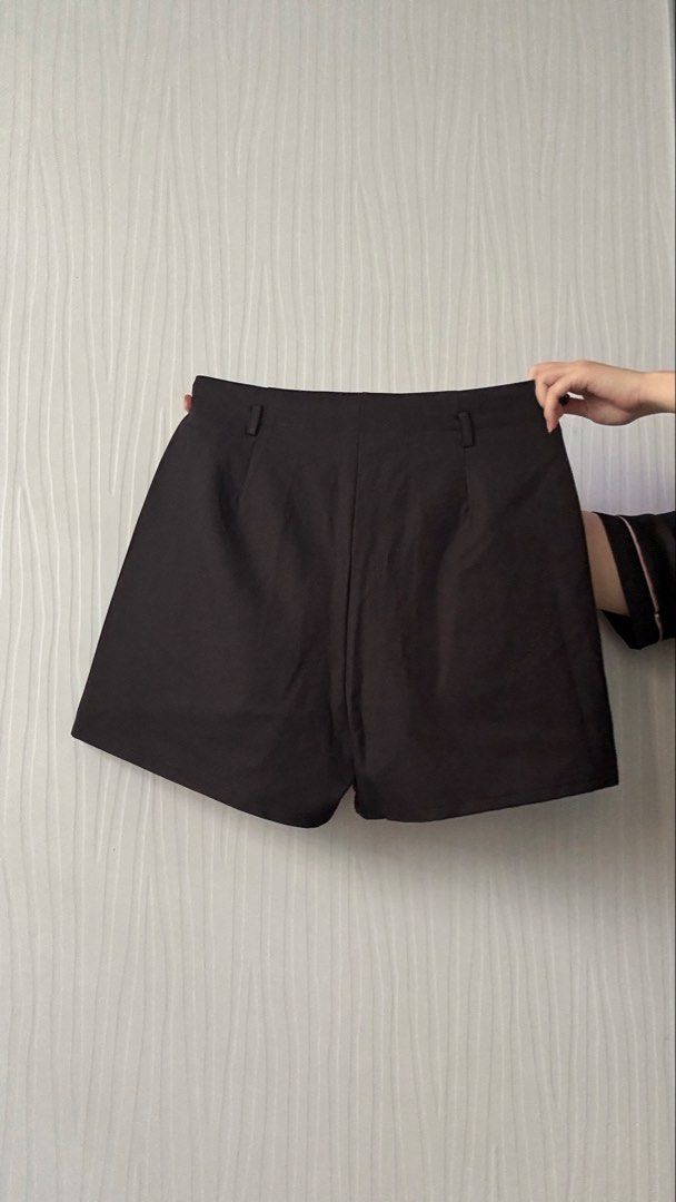 Penshoppe Black Shorts (Category: Shorts) located in Quezon City. Submitted by shoppingcl (Listing ID 1462474137, Image 3). Description: • Brand new, never been worn with tag • Retails for ₱1099 • Waist: 27-28 inches • Comes with a belt (not included in the photo).