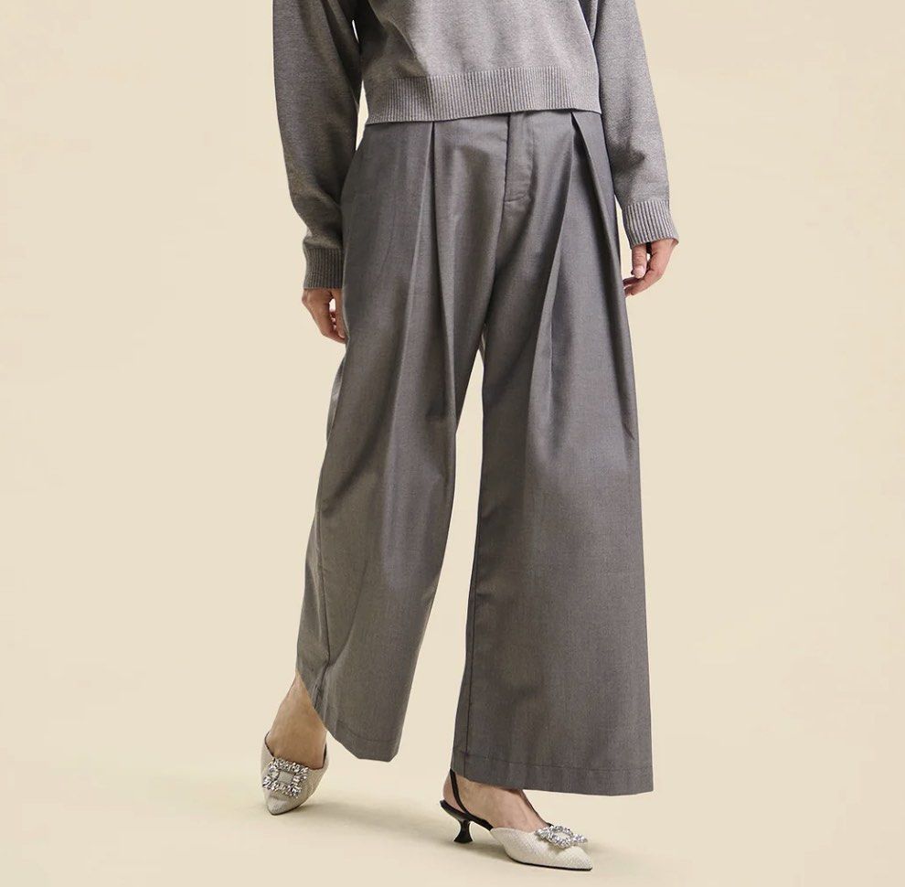 Penshoppe Gray Trousers (Category: Other Bottoms) located in Quezon City. Submitted by shoppingcl (Listing ID 1462472552, Image 2). Description: • Brand new, never been worn with tag • Retails for ₱1399 • Waist: 27-28 inches, Inseam: 26 inches .