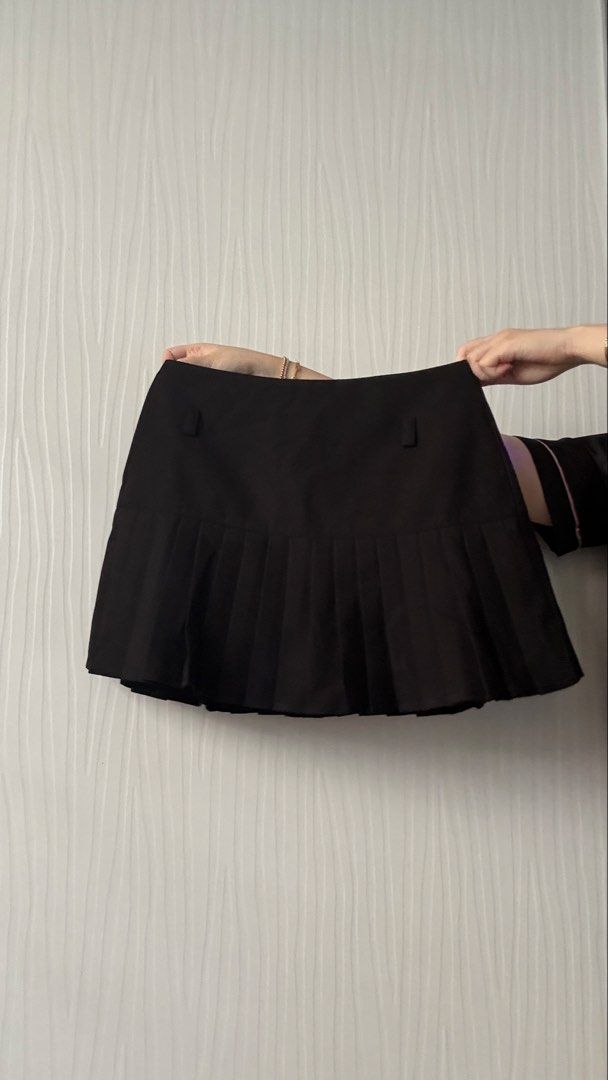 Penshoppe Pleated Skort (Category: Shorts) located in Quezon City. Submitted by shoppingcl (Listing ID 1462473862, Image 2). Description: • Brand new, never been worn with tag • Retails for ₱1199 • Waist: 27-28 inches • Comes with a belt (not included in the photo).