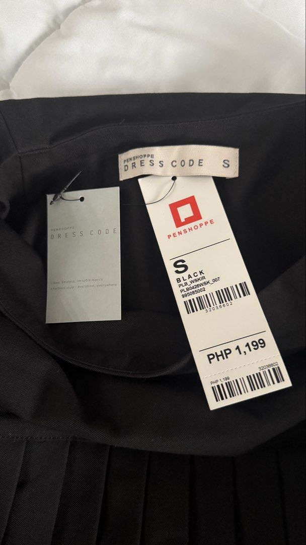 Penshoppe Pleated Skort (Category: Shorts) located in Quezon City. Submitted by shoppingcl (Listing ID 1462473862, Image 3). Description: • Brand new, never been worn with tag • Retails for ₱1199 • Waist: 27-28 inches • Comes with a belt (not included in the photo).