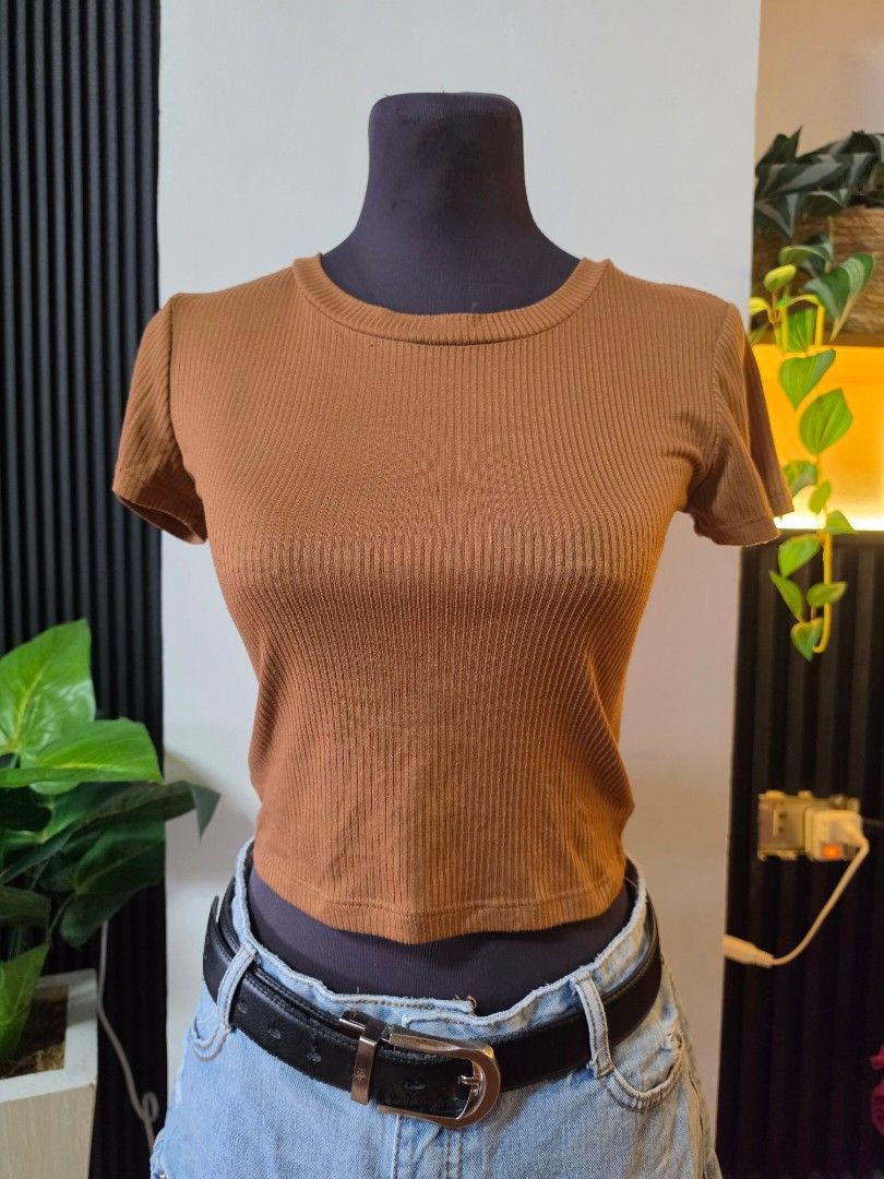 Perfectly Imperfect Ribbed Cropped Top Size Medium (Category: Sleeveless) located in Paranaque City. Submitted by franinnashop (Listing ID 1462510314, Image 1). Description: - Brown ribbed cropped top - Brand: Perfectly Imperfect - Style: Short sleeves, crew neck - Material: Polyester and spandex blend - Versatile: Easy to pair with jeans or skirts - Occasion: Great for casual wear declutter medium paranaque city.