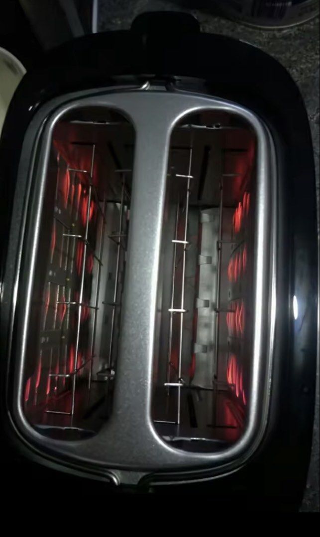 Philips Bread Toaster (Category: Cookware & Accessories) located in Manila. Submitted by h0bbi3s (Listing ID 1462581556, Image 3). Description: Rfs: not using as much, decluttering.