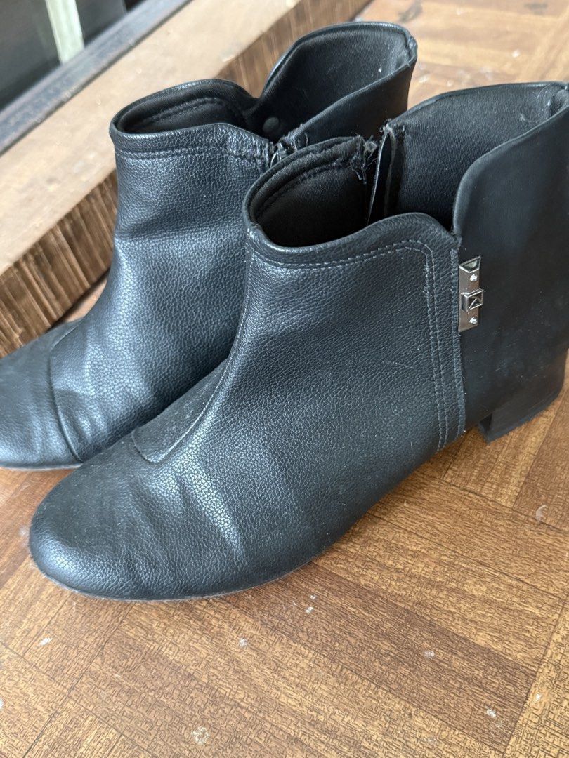 Piccadilly Black Boots (Category: Boots) located in Quezon City. Submitted by StylePoise (Listing ID 1462647166, Image 3). Description: STYLE POISE ✨ 2nd hand items | Pre-loved items 📦 Delivery Mode of Payment: GCASH Mode of Delivery: GRAB/LALAMOVE/GOGO XPRESS delivery fee shouldered by buyer .