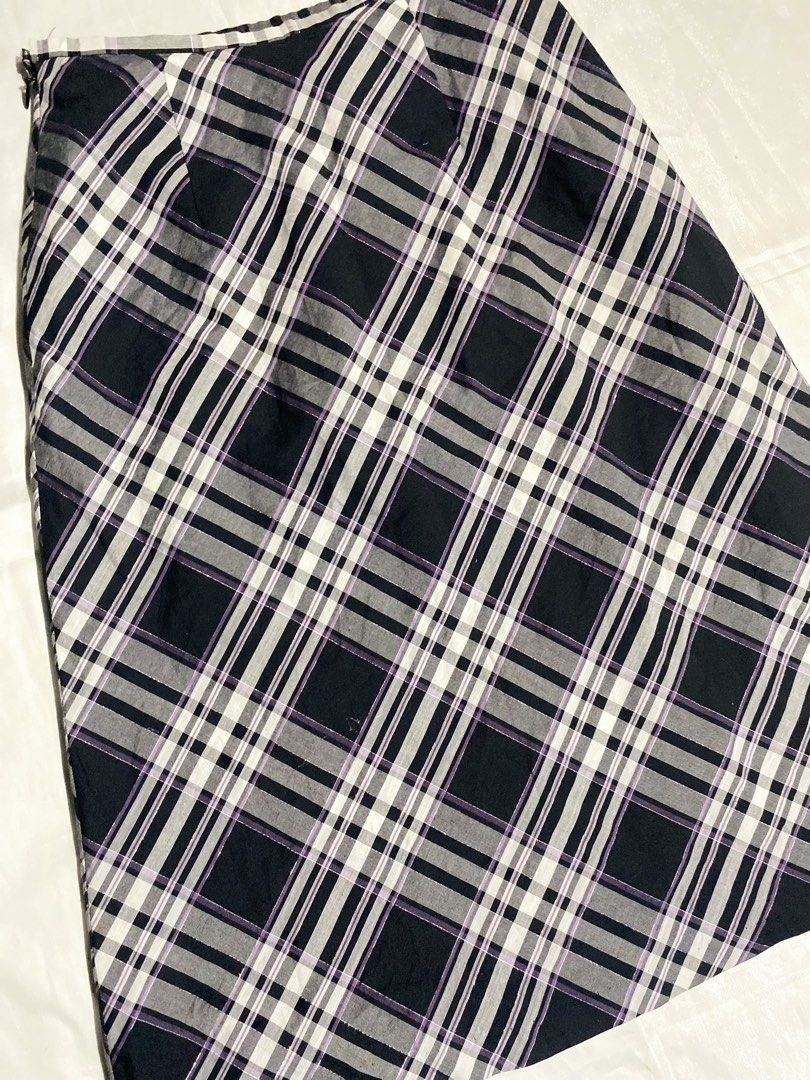 PIGEONNY Glittery Checkered Midi Skirt (Category: Skirts) located in Paranaque City. Submitted by kuweefindsmnl (Listing ID 1462602021, Image 2). Description: - Checkered midi skirt from PIGEONNY - Features a glittery thread woven into the fabric for a subtle sparkle - Side zipper closure for easy wear - Waist: 24"-25" - Length: 26" - Fully lined for comfort and opacity.