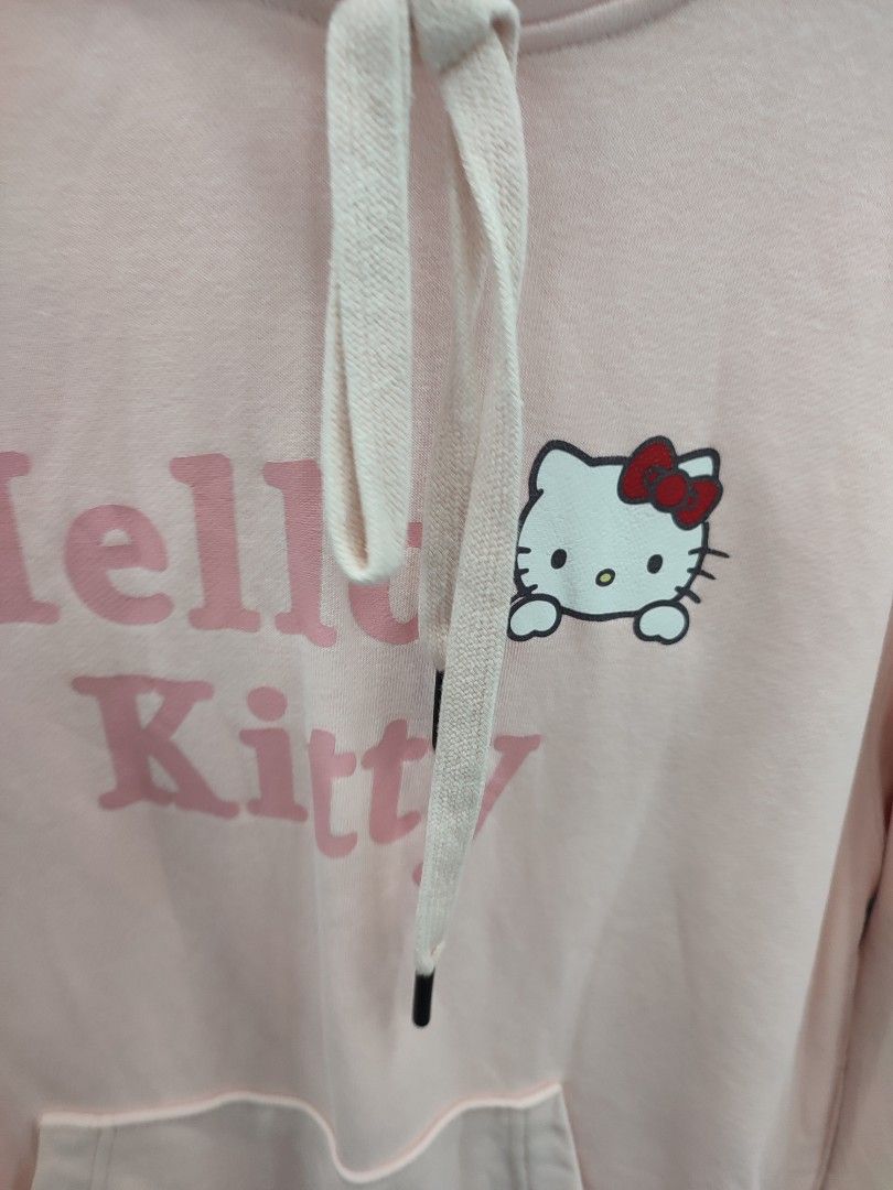 Pink Hello Kitty Hoodie Size S (Category: Coats, Jackets and Outerwear) located in Jaen. Submitted by roxantiago (Listing ID 1462677429, Image 2). Description: - Adorable pink hoodie featuring a cute Kitty graphic. - Comfortable cotton blend fabric. - Convenient front pocket for your essentials. - Adjustable drawstrings on the hood for a personalized fit. - Tagged as size S, ideal for casual wear..