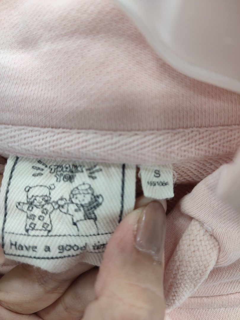 Pink Hello Kitty Hoodie Size S (Category: Coats, Jackets and Outerwear) located in Jaen. Submitted by roxantiago (Listing ID 1462677429, Image 3). Description: - Adorable pink hoodie featuring a cute Kitty graphic. - Comfortable cotton blend fabric. - Convenient front pocket for your essentials. - Adjustable drawstrings on the hood for a personalized fit. - Tagged as size S, ideal for casual wear..