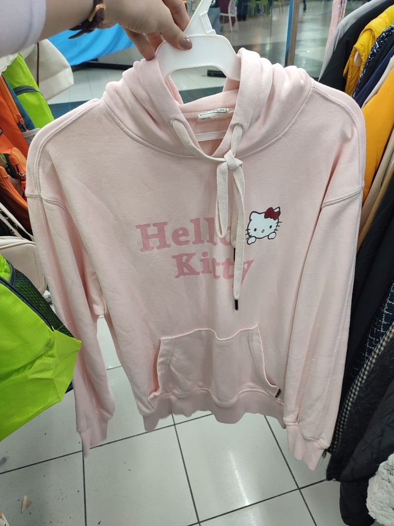 Pink Hello Kitty Hoodie Size S (Category: Coats, Jackets and Outerwear) located in Jaen. Submitted by roxantiago (Listing ID 1462677429, Image 1). Description: - Adorable pink hoodie featuring a cute Kitty graphic. - Comfortable cotton blend fabric. - Convenient front pocket for your essentials. - Adjustable drawstrings on the hood for a personalized fit. - Tagged as size S, ideal for casual wear..