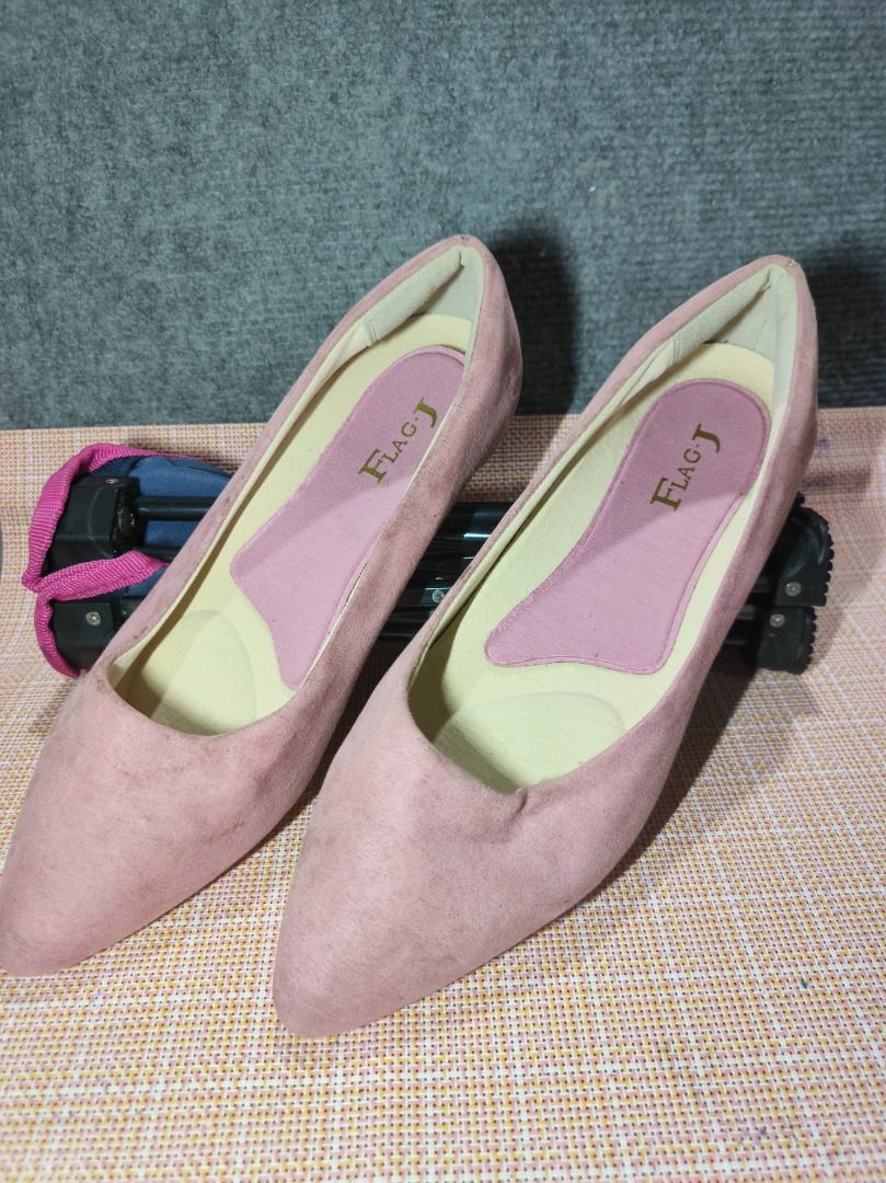 Pink Suede Pointed Toe Flats (need wash) (Category: Flats & Sandals) located in San Leonardo. Submitted by burgossanleonardo.12345 (Listing ID 1462605751, Image 2). Description: - Cute pink suede flats - Brand: FLAG-J - Size: 24.5 - Stylish pointed toe design - Comfortable inner sole - Versatile for casual or dressy outfits - No box.