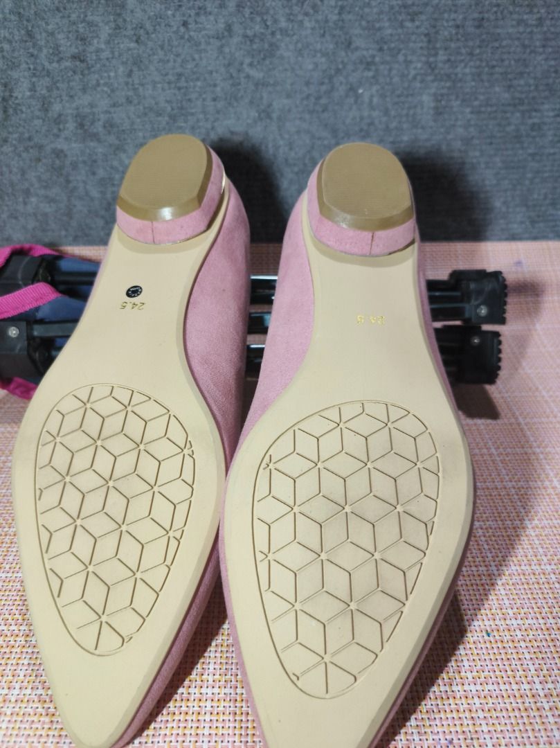Pink Suede Pointed Toe Flats (need wash) (Category: Flats & Sandals) located in San Leonardo. Submitted by burgossanleonardo.12345 (Listing ID 1462605751, Image 3). Description: - Cute pink suede flats - Brand: FLAG-J - Size: 24.5 - Stylish pointed toe design - Comfortable inner sole - Versatile for casual or dressy outfits - No box.