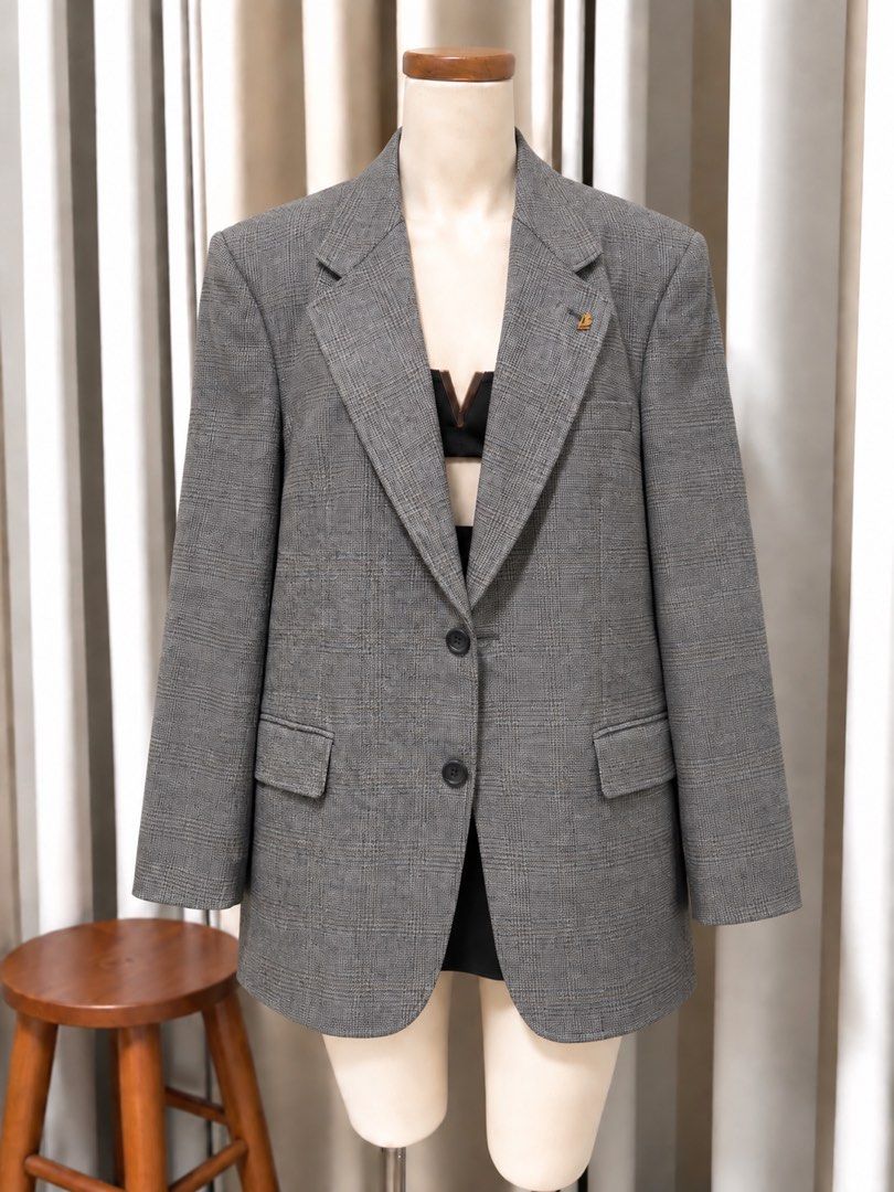 Plaid Gray Travel Blazer Oversized (Category: Coats, Jackets and Outerwear) located in Taguig. Submitted by vm.co (Listing ID 1462635243, Image 2). Description: Travel comfortably and stylishly with these mini tweed houndstooth blazers. ✨ Perfect for adding a polished touch to any outfit, wherever your journey takes you. 🤎.