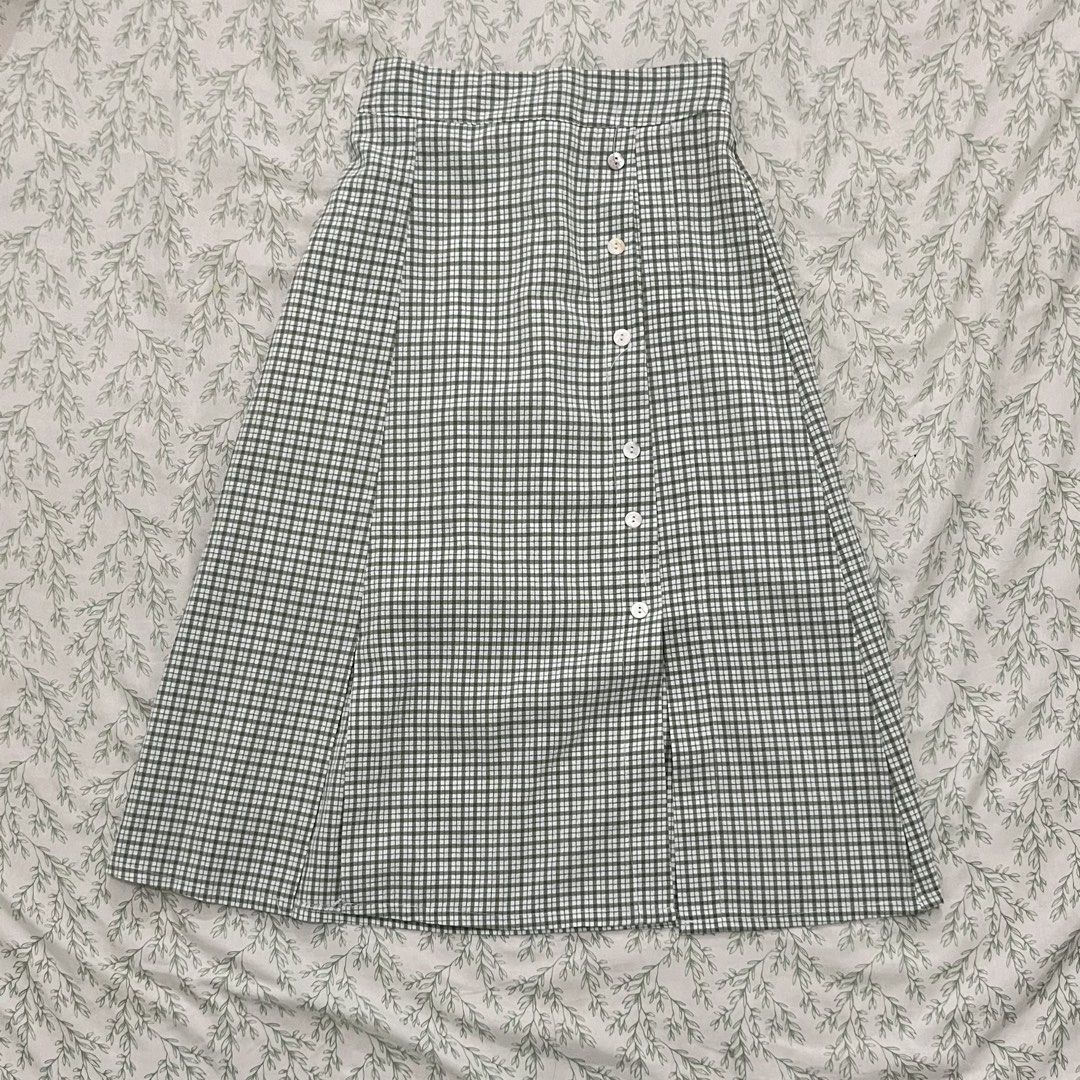 Plaid Skirt (Category: Skirts) located in Legazpi City. Submitted by aleiahxophia (Listing ID 1462622822, Image 1). Description: waist: 22-25, length: 25.