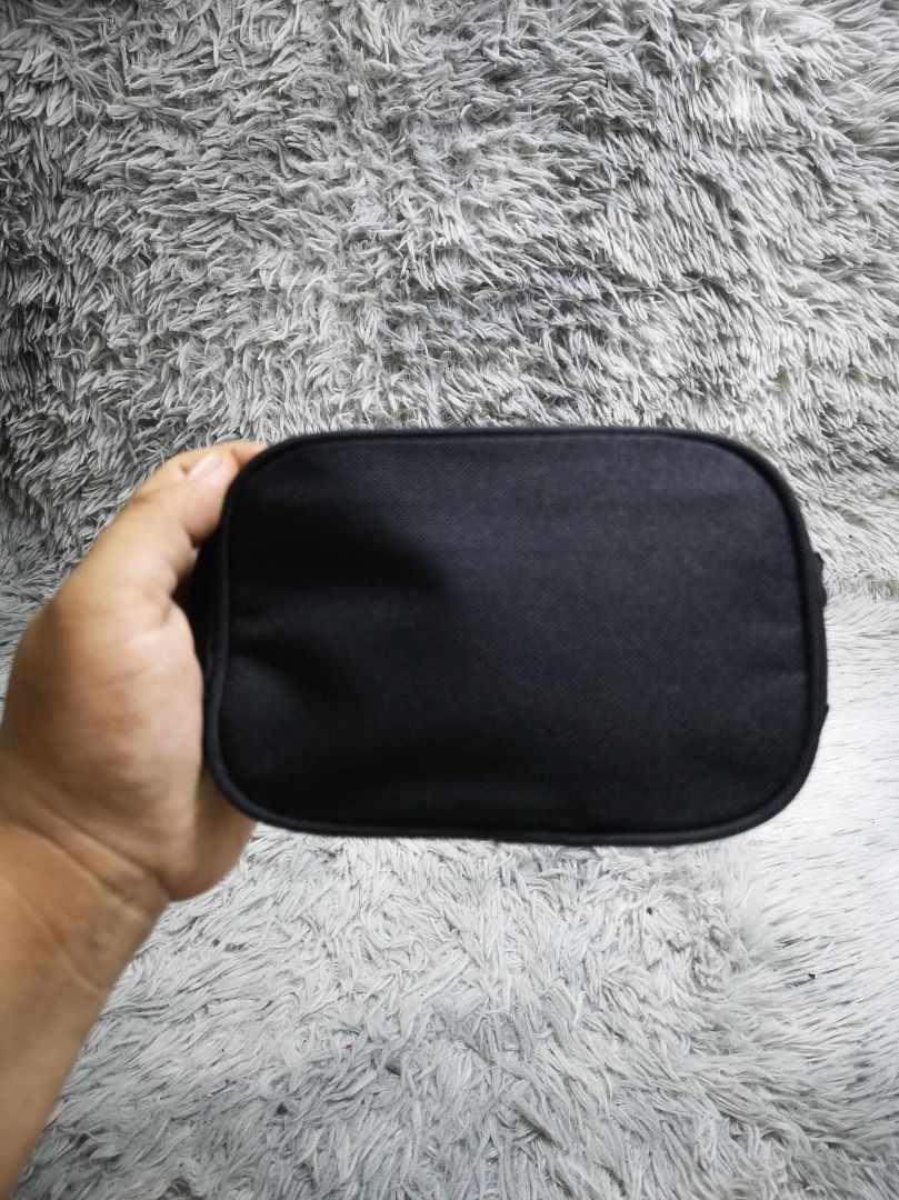 Plain Black Zipper Closure Coin Purse (Category: Purses & Pouches) located in Santa Cruz. Submitted by jmy_surplus.2 (Listing ID 1462669150, Image 2). Description: Size ; L - 4.4 W - 8 Color ; Black Type ; Purse Brand ; No brand Material ; Nylon Style ; Black Coin Purse LR 129 JMY 1 Batch #221.