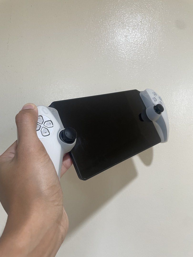 Playstation Portal (Category: Controllers) located in Makati City. Submitted by peaksoda (Listing ID 1462491895, Image 2). Description: Playstation Portal White Slightly used Good condition Pwede sa maselan Complete with box Free Dobe carrying case Free silicon grips Free analog cover For reference - https://ecommerce.datablitz.com.ph/products/sony-playstation-portal-remote-player-for-playstation-5-cfij-18000-jpn SRP price is ₱15,950.00 For sale 